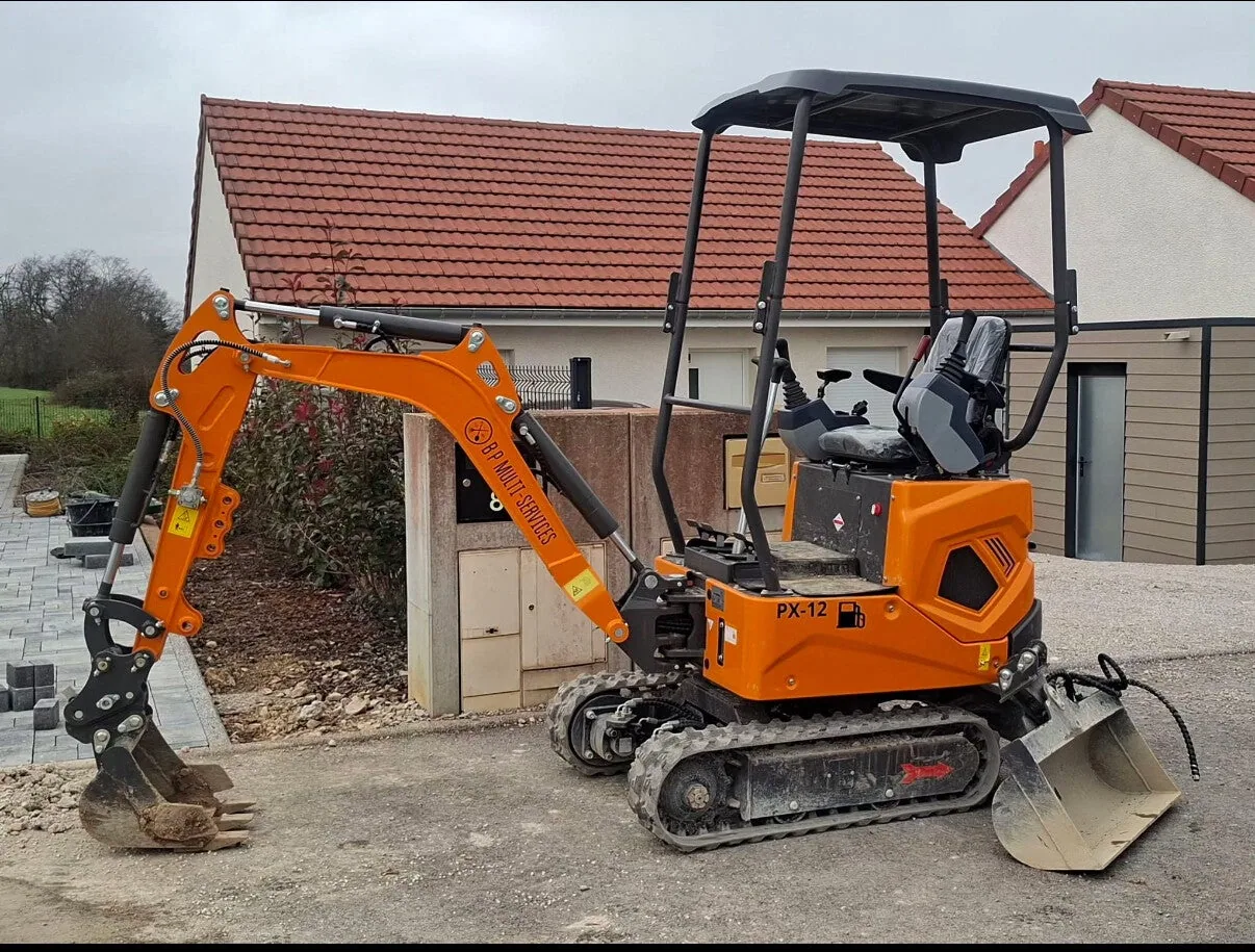 Mini-pelle orange utilisée par BP Multi Services