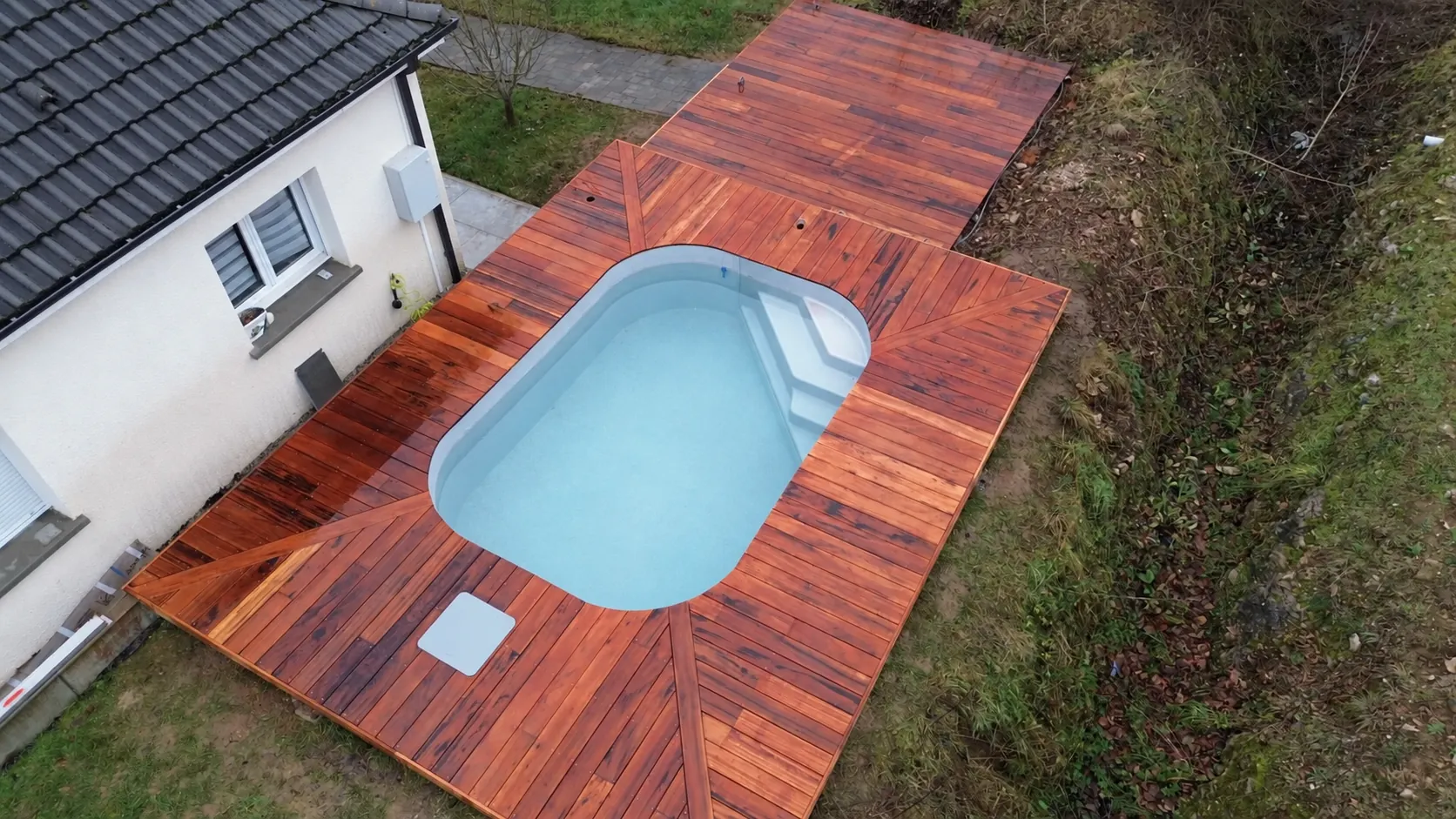 Terrasse bois aménagée par BP Multi Services, avec retouche esthétique du bassin uniquement